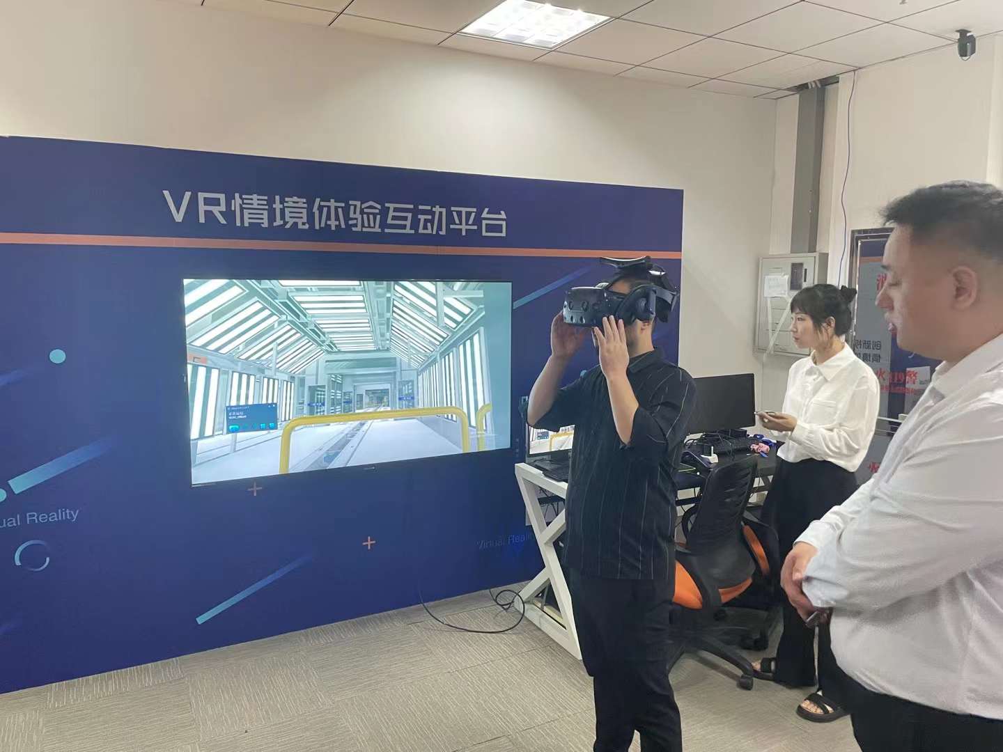20230620 智加設(shè)計(jì)熊偉一行受邀與沈陽市渾南區(qū)區(qū)委書記共同參觀沈陽創(chuàng)新設(shè)計(jì)服務(wù)中心 (4).jpg