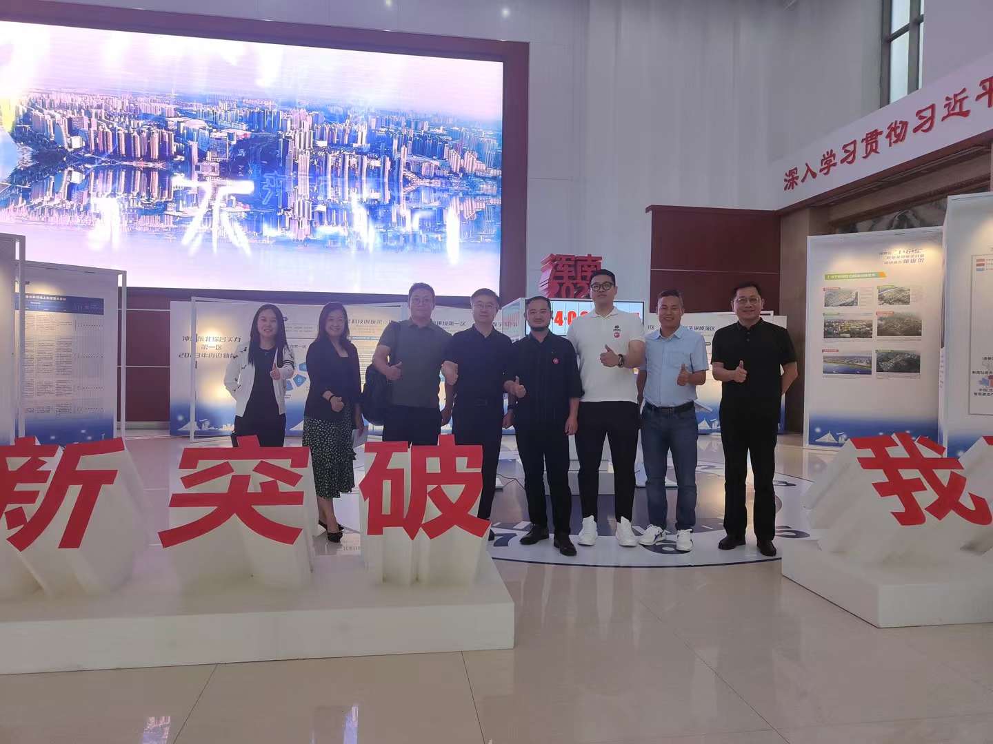 20230620 智加設(shè)計(jì)熊偉一行受邀與沈陽市渾南區(qū)區(qū)委書記共同參觀沈陽創(chuàng)新設(shè)計(jì)服務(wù)中心 (1).jpg