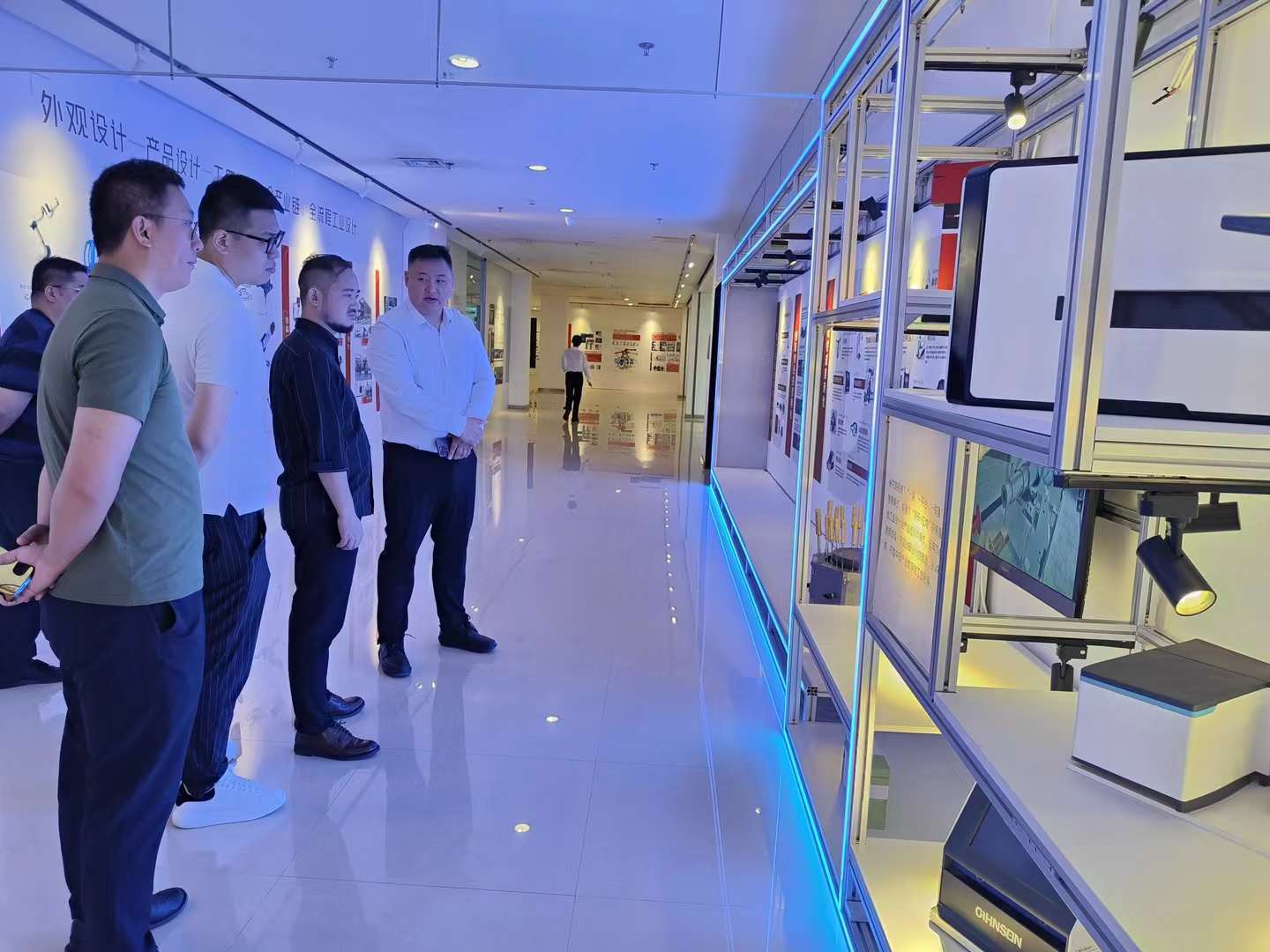 20230620 智加設(shè)計(jì)熊偉一行受邀與沈陽市渾南區(qū)區(qū)委書記共同參觀沈陽創(chuàng)新設(shè)計(jì)服務(wù)中心 (2).jpg