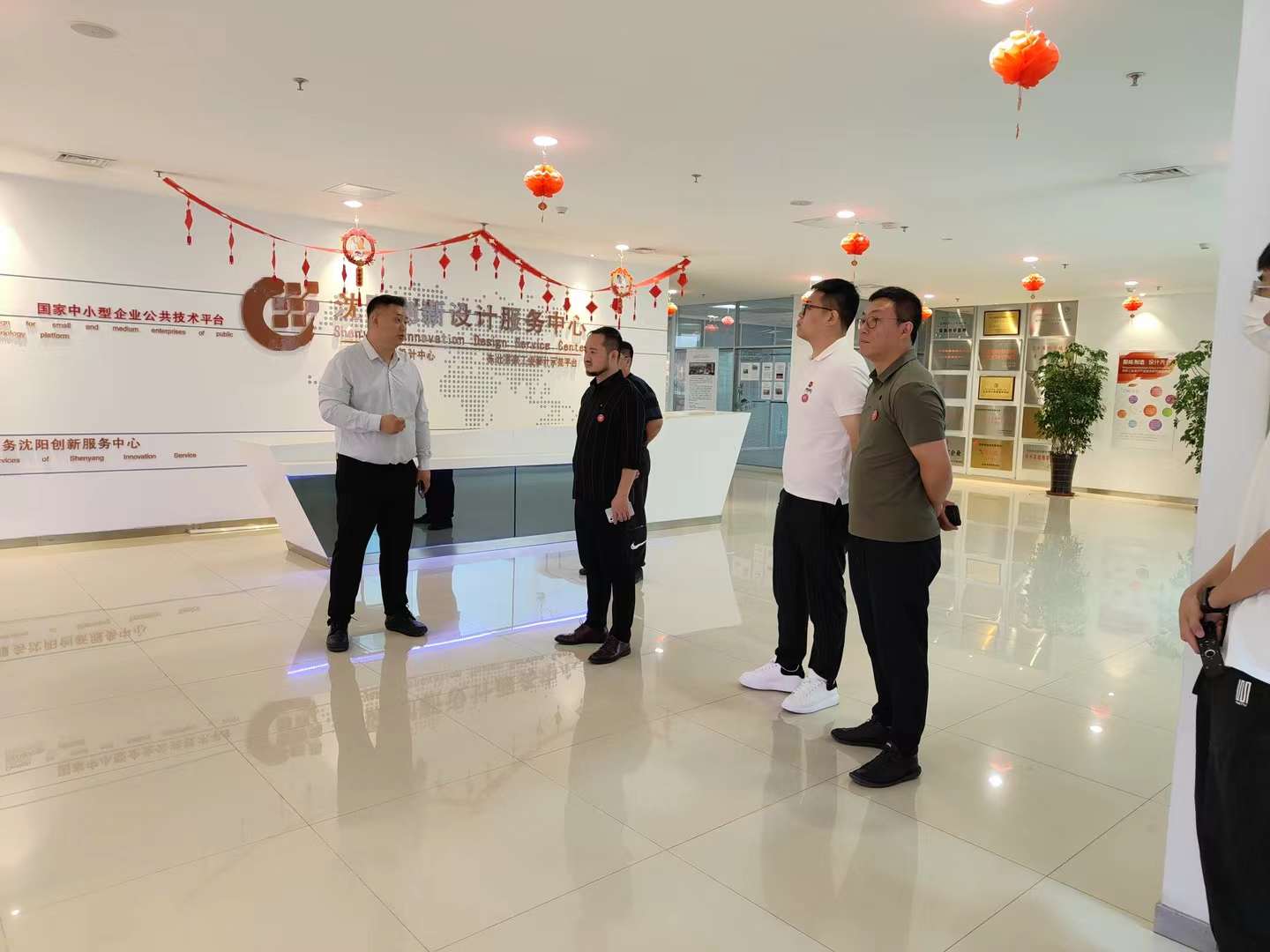 20230620 智加設(shè)計(jì)熊偉一行受邀與沈陽市渾南區(qū)區(qū)委書記共同參觀沈陽創(chuàng)新設(shè)計(jì)服務(wù)中心 (3).jpg